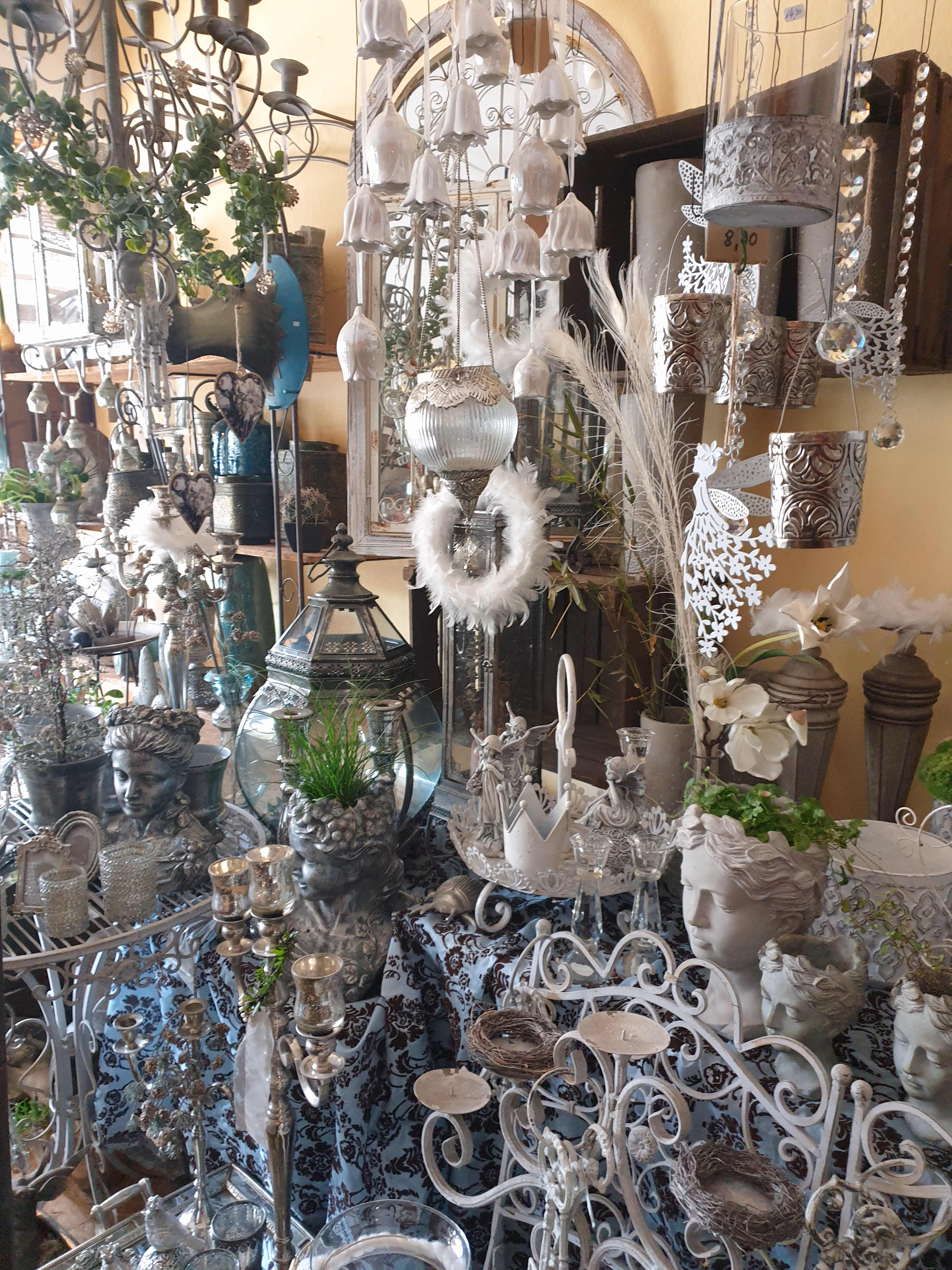 Herbstliche Tischdekoration mit getrockneten Blumen