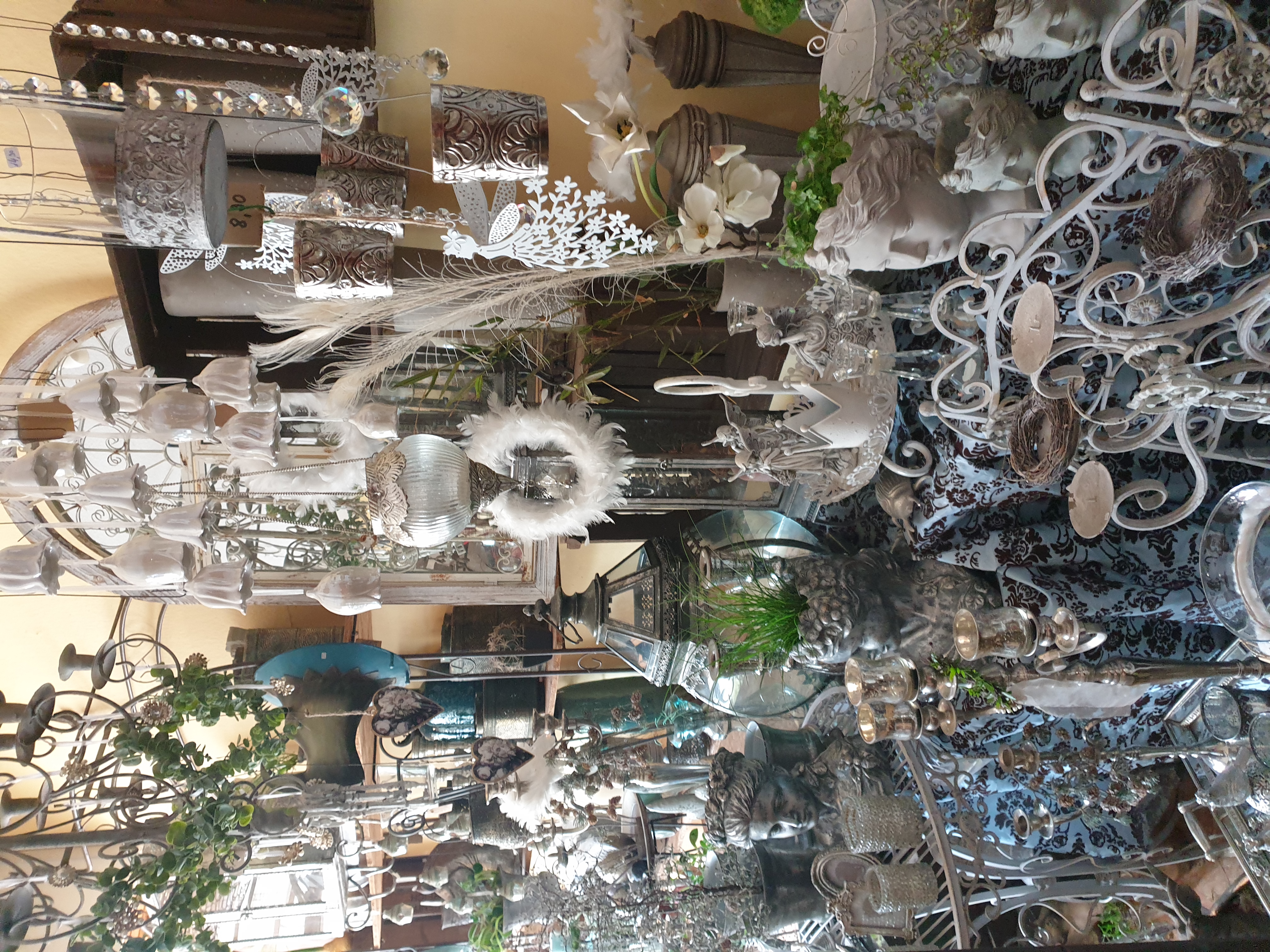 Herbstliche Tischdekoration mit getrockneten Blumen