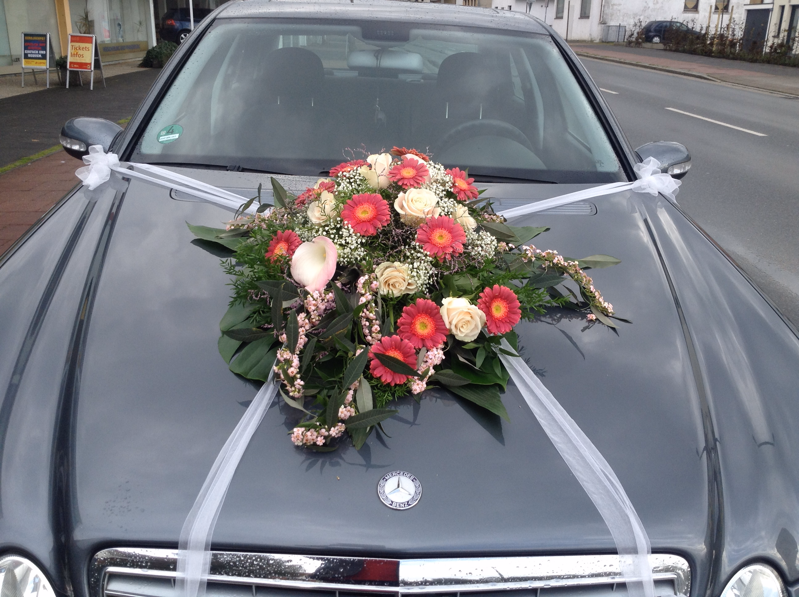 Modernes Blumengesteck in klaren Formen