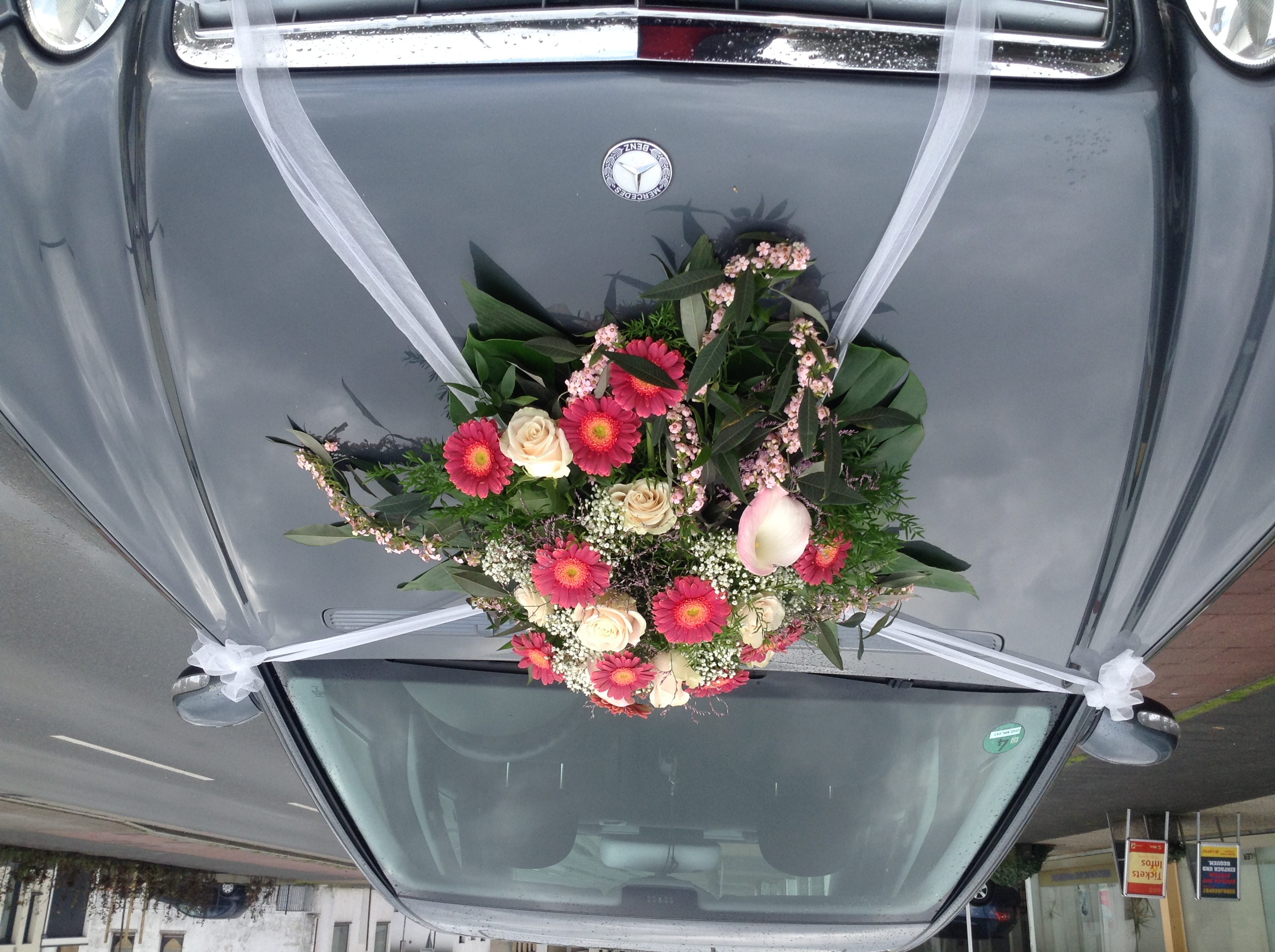 Modernes Blumengesteck in klaren Formen