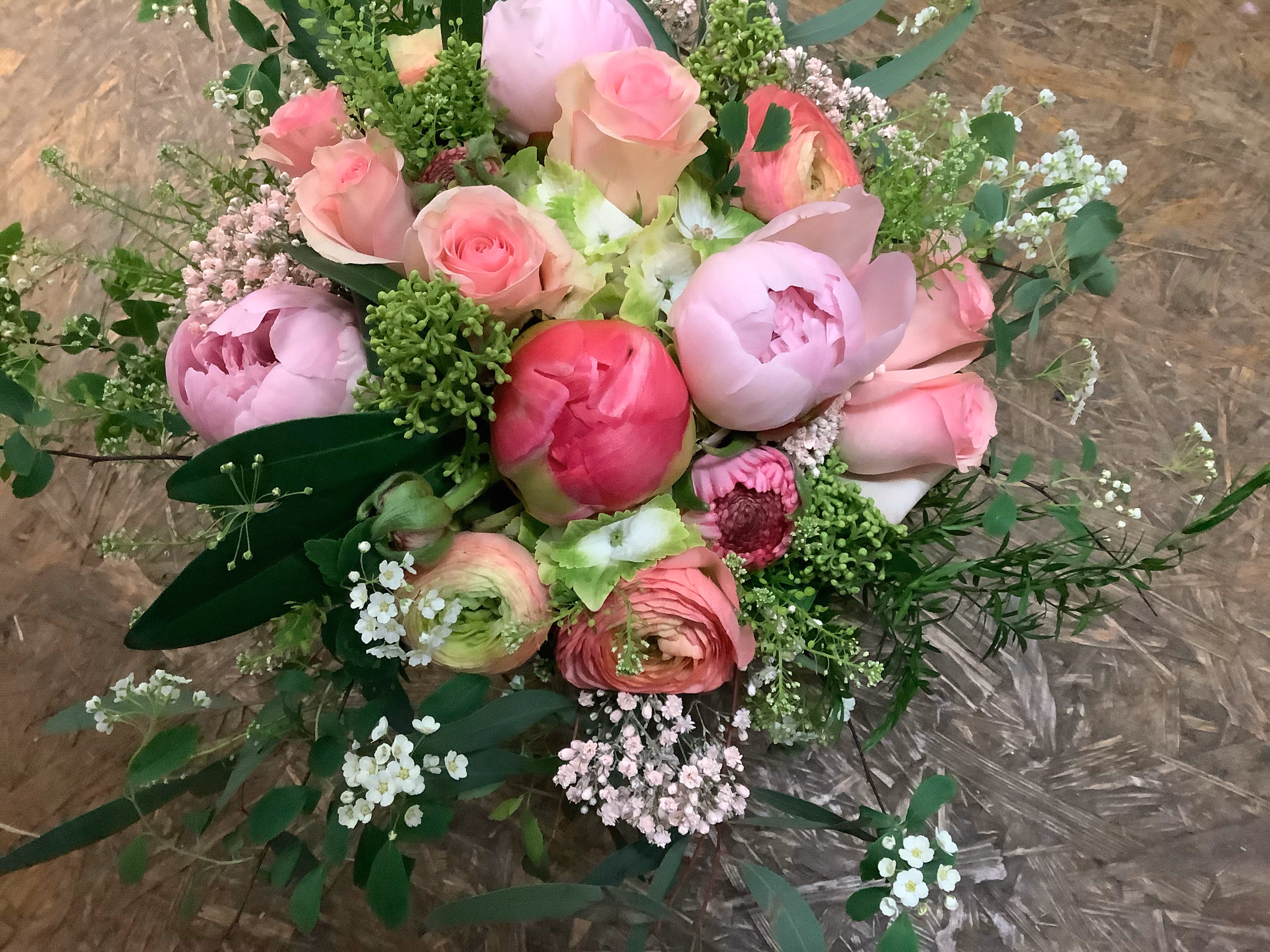 Zarter Frühlingsstrauß mit rosa Blüten