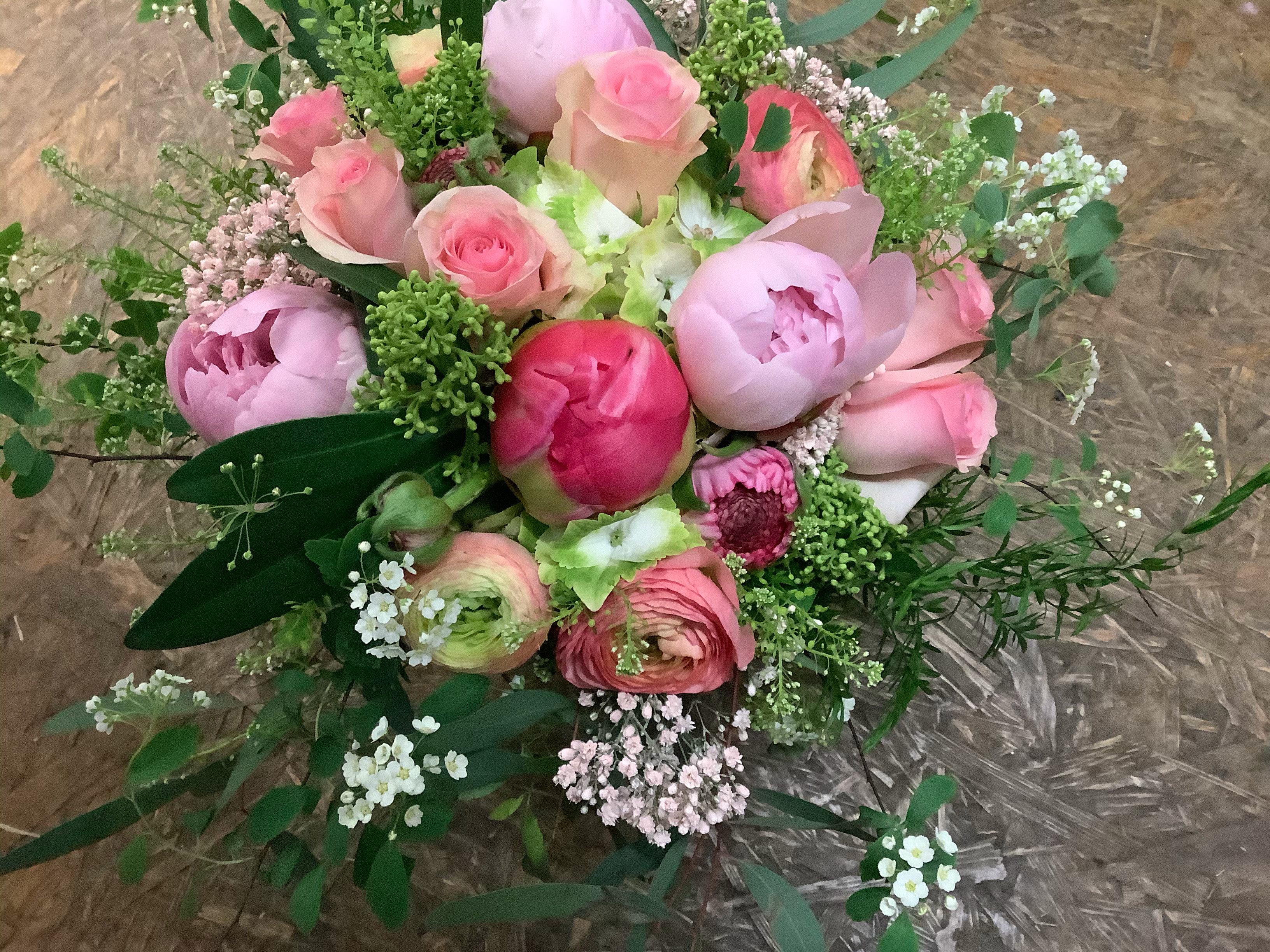 Zarter Frühlingsstrauß mit rosa Blüten