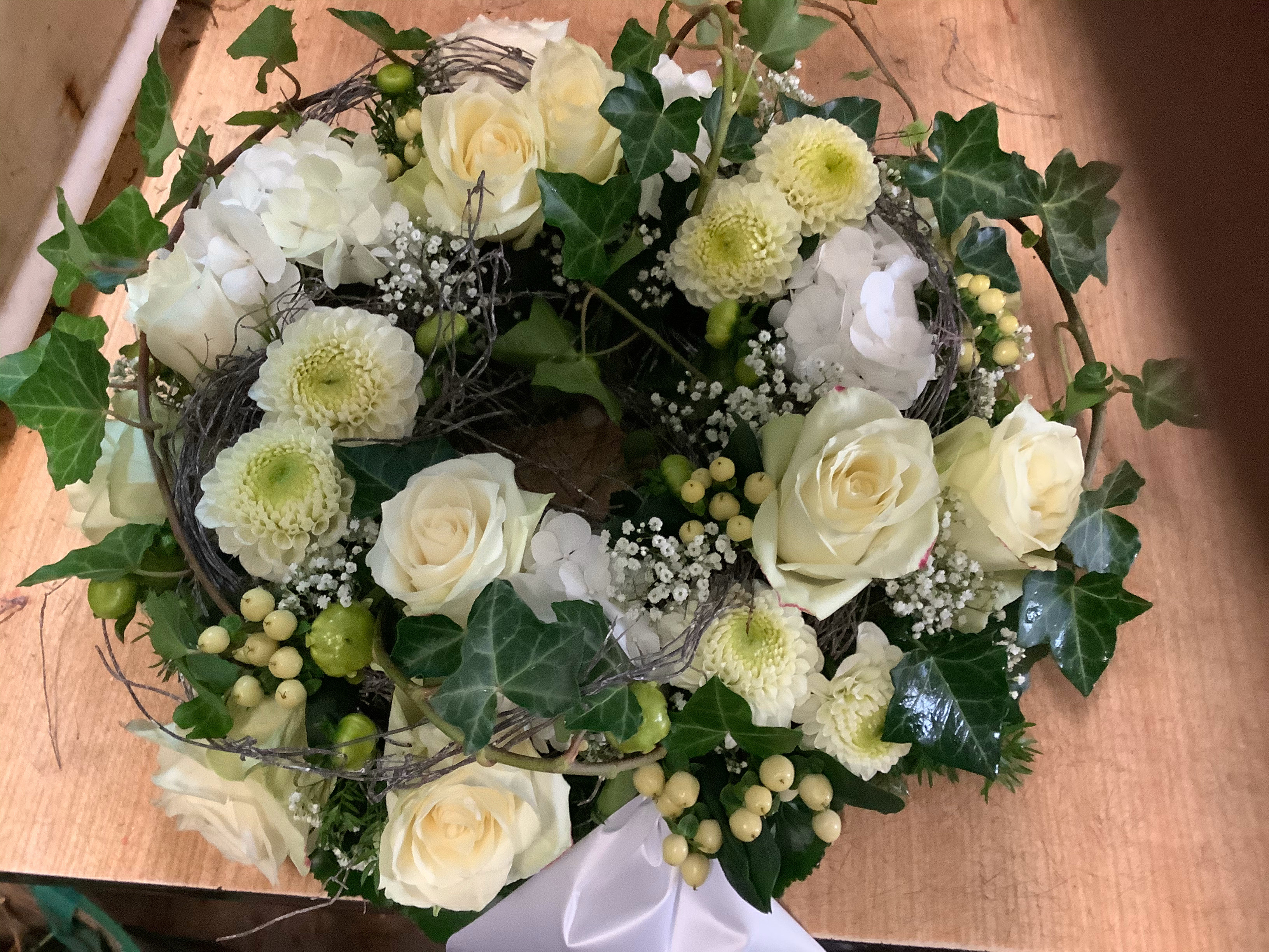 Handgebundener Blumenstrauß in warmen Erdtönen